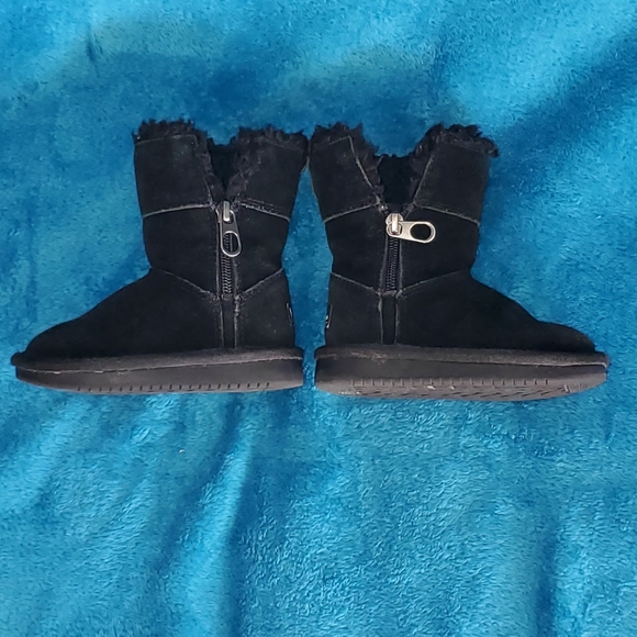 Size 6 Toddler ugg boots - Picture 4 of 8